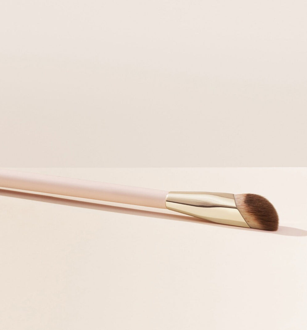 RARE BEAUTY
Liquid Touch Concealer Brush